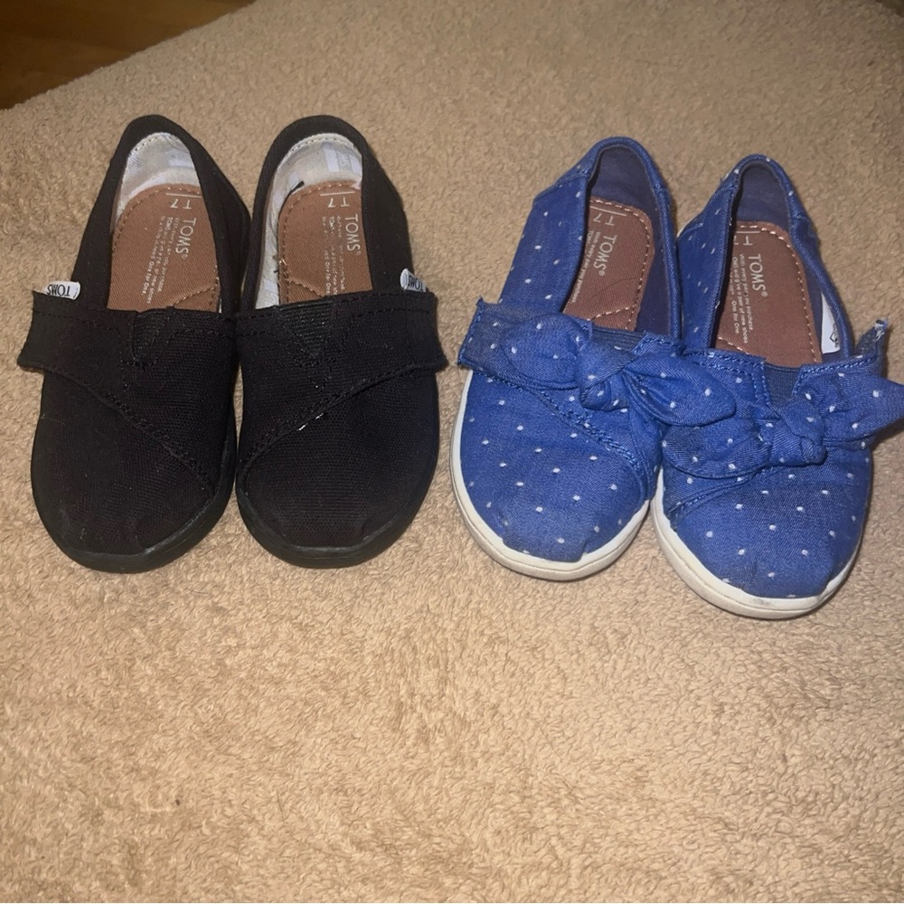 TOMS Kids' Black and Blue Polka Dot Sneakers